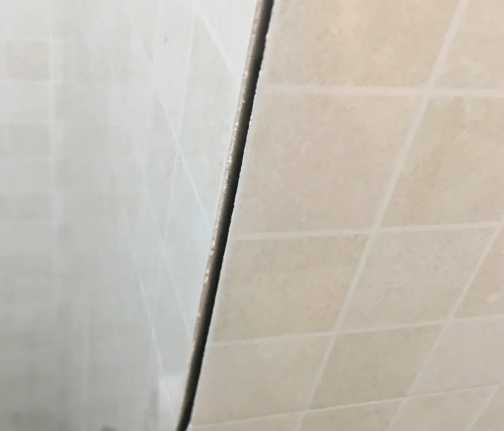 余干瓷砖空鼓维修公司分享阳台瓷砖脱落的修复过程可以分为以下几个步骤